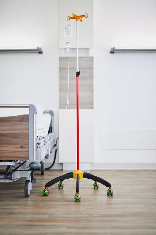 Farbiger Infusionsständer
