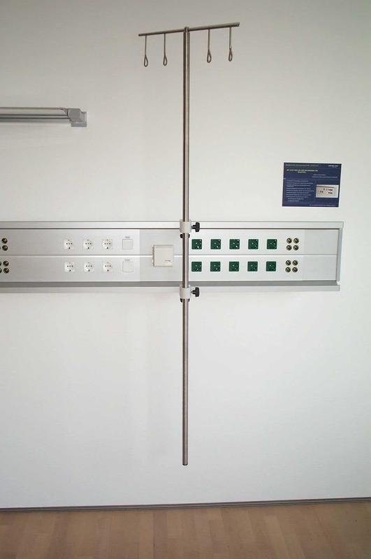 IV-Pole for wall rail