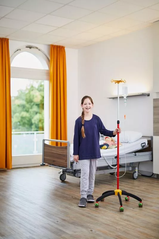 Farbiger Infusionsständer